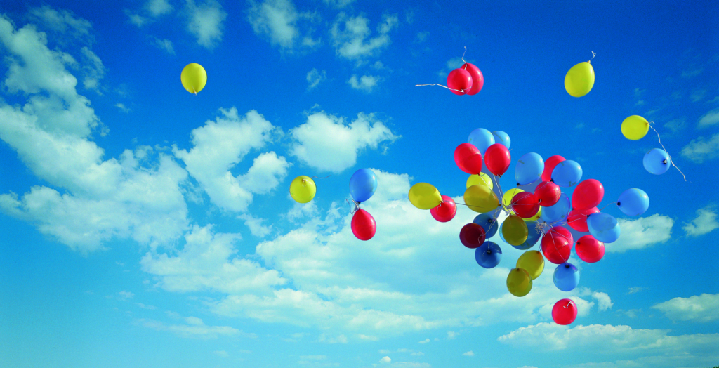 bunte Ballons Himmel Wolken